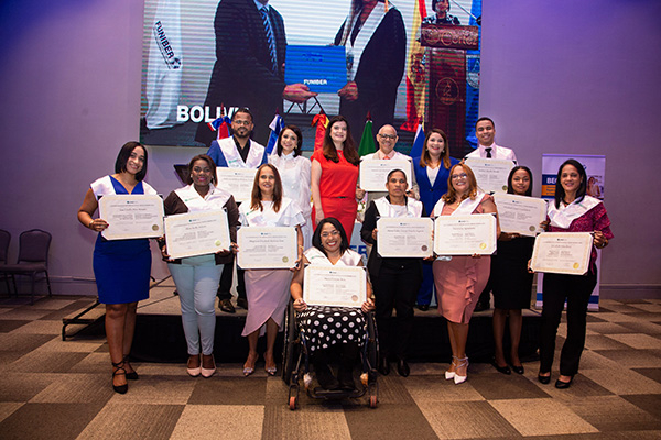 Estudiantes graduados de UNIB. 